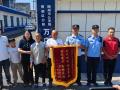 陽光下的守護(hù)｜錦旗映初心！隨州公安民警助失散18年家庭團(tuán)圓