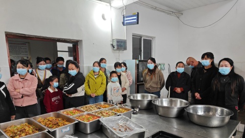 透明食堂守護“舌尖安全”，隨縣萬和鎮(zhèn)義陽小學(xué)架起家校信任橋
