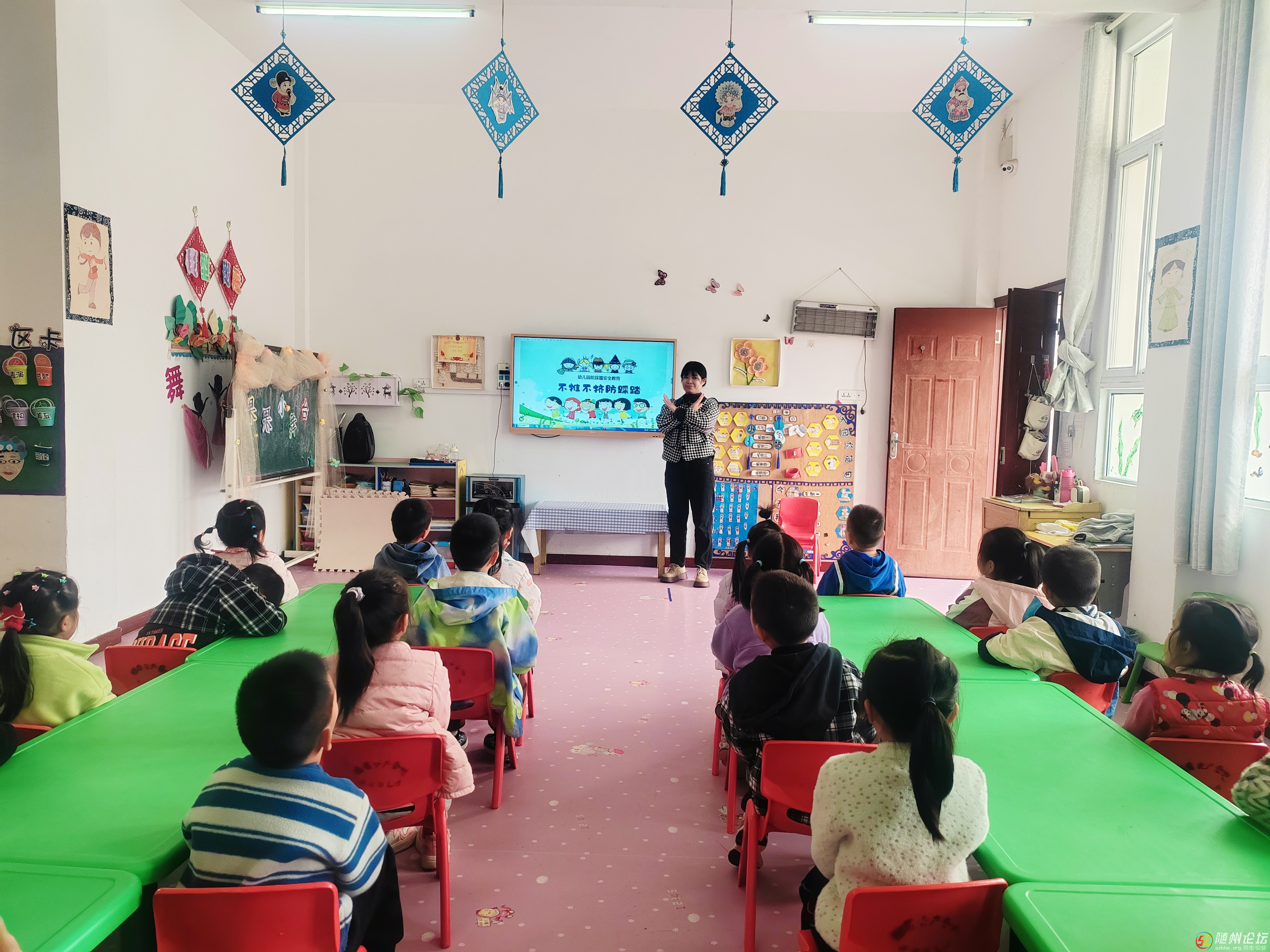 三里崗鎮(zhèn)中心幼兒園開展防踩踏應(yīng)急演練活動(dòng)